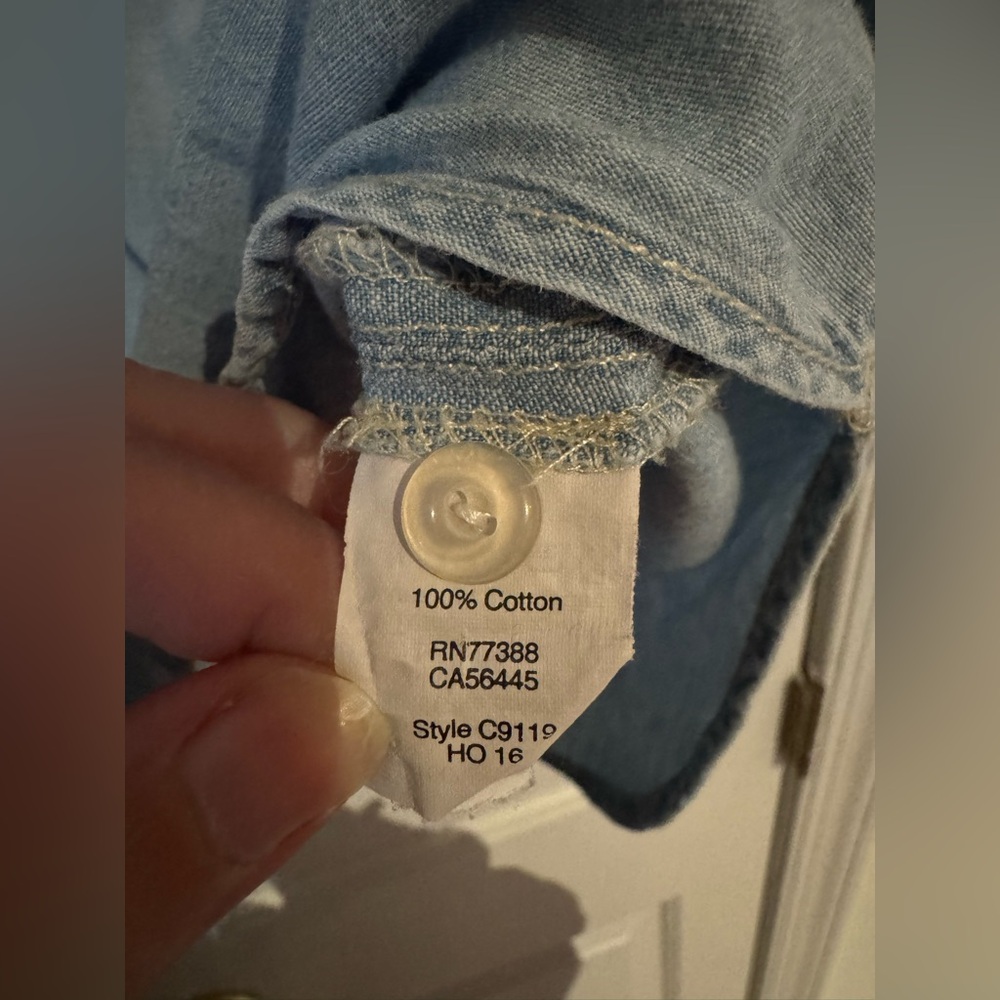 Madewell Chambray Ex-Boyfriend Shirt in Buckley Wash, Medium - Picture 4 of 6